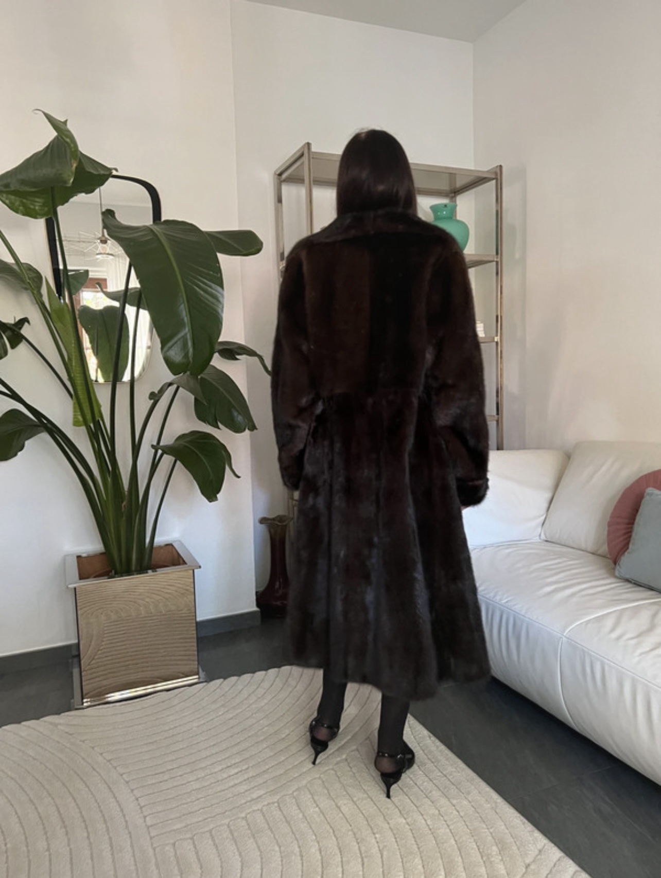 Luxurious Vintage Full-Length Mink Fur Coat – Deep Mahogany Brown - Image 2