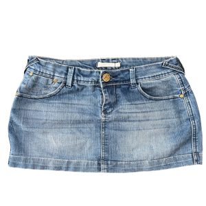 Mini skirt 2000s vibes